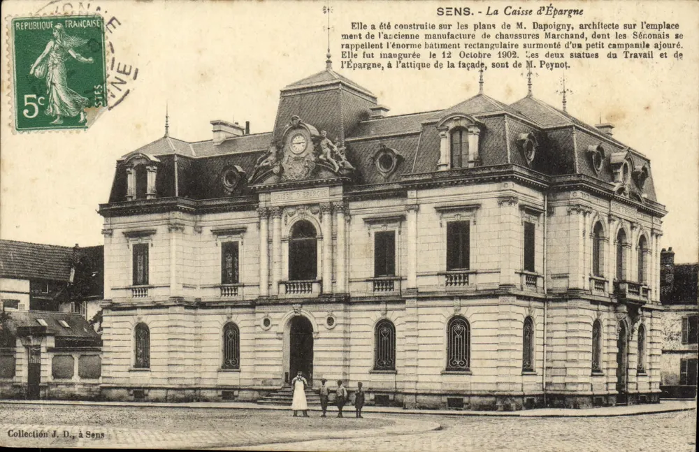 Sens - A Caixa de Poupança — edifício da antiga fábrica de calçados Marchand, inaugurada em 12 de outubro de 1902 - Frente