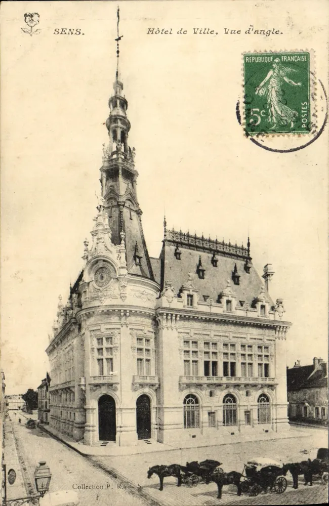 Sens. Hotel de Ville. Vista de ângulo. — Coleção P. R. S. - Frente