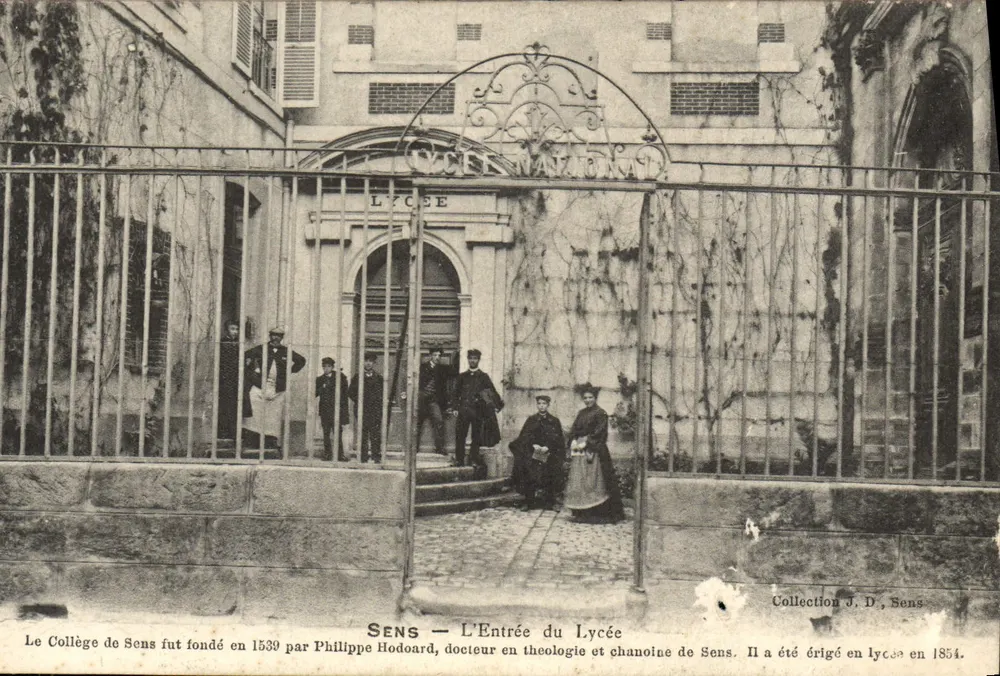 Sens — L'Entrée du Lycée — Lycée National, éditeur J. D. Sens, n° de série non visible - Frente