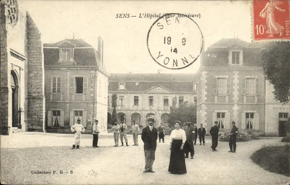 SENS — O Hospital (Cour intérieure) — Coleção P.R.-S - Frente