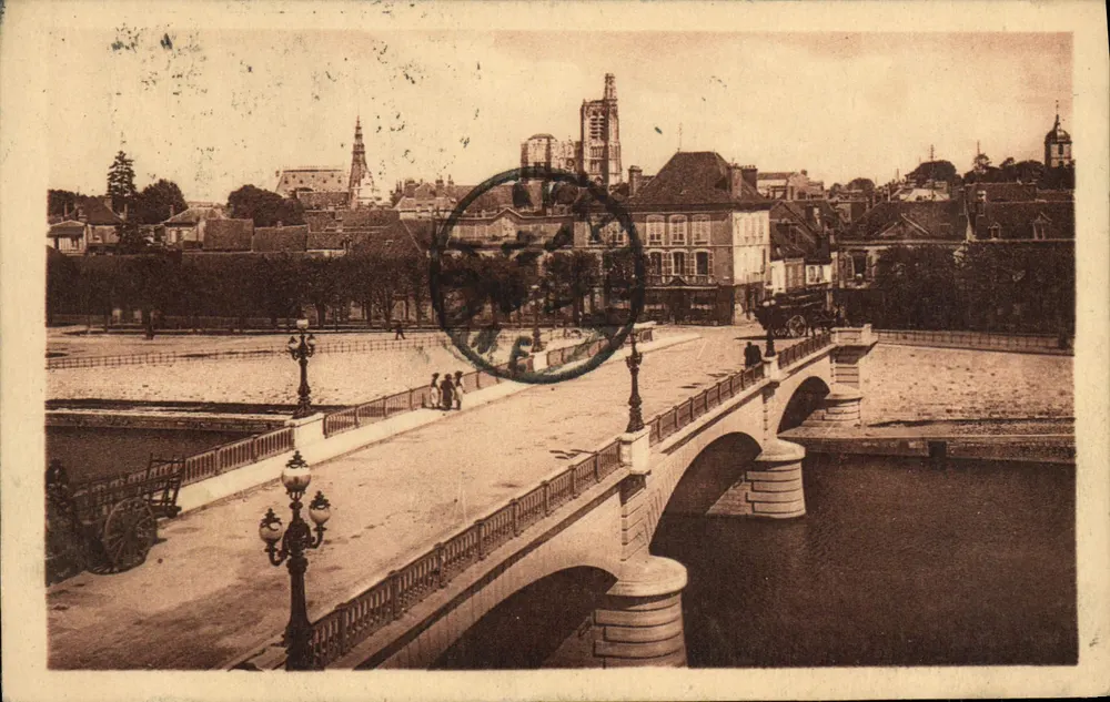 Sens — Le Nouveau Pont — vue sur la ville et la Seine — éditeur LÉVY ET NEUBEREN, PARIS, IMP. - Frente