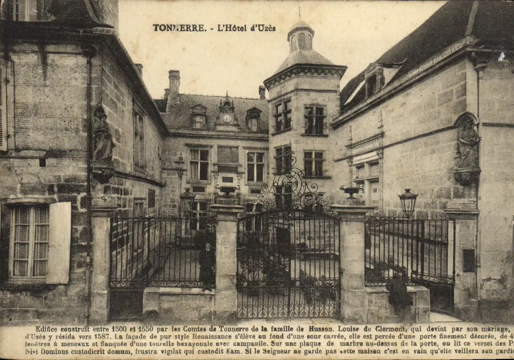 Tonnerre - O Hotel d'Uzès — edifício Renascentista construído em torno de 1550 pelos Condes de Tonnerre da família de Husson - Frente