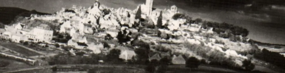 Vézelay (Yonne) — Luftbild des Dorfes und seiner Kirche — Verlag: Le Foyer de lumière et de paix - Vorderseite