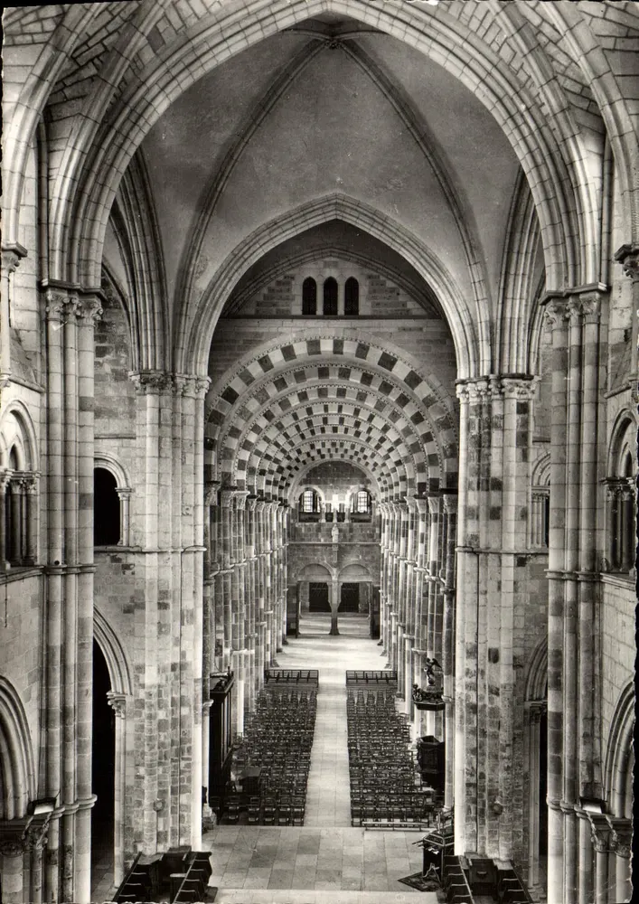 Vézelay (Yonne) — Igreja Abbatial da Madeleine (século XII) — A Nave vista do Cúpula à altura do Trifólio — Coleção do Pilgrim - Frente