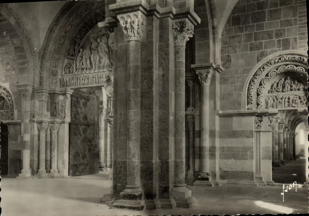 Vézelay (Yonne) — Basilika der Madeleine, Portale des Narthex (12. bis 13. Jahrhundert) — Fotograf L. Léon - Vorderseite