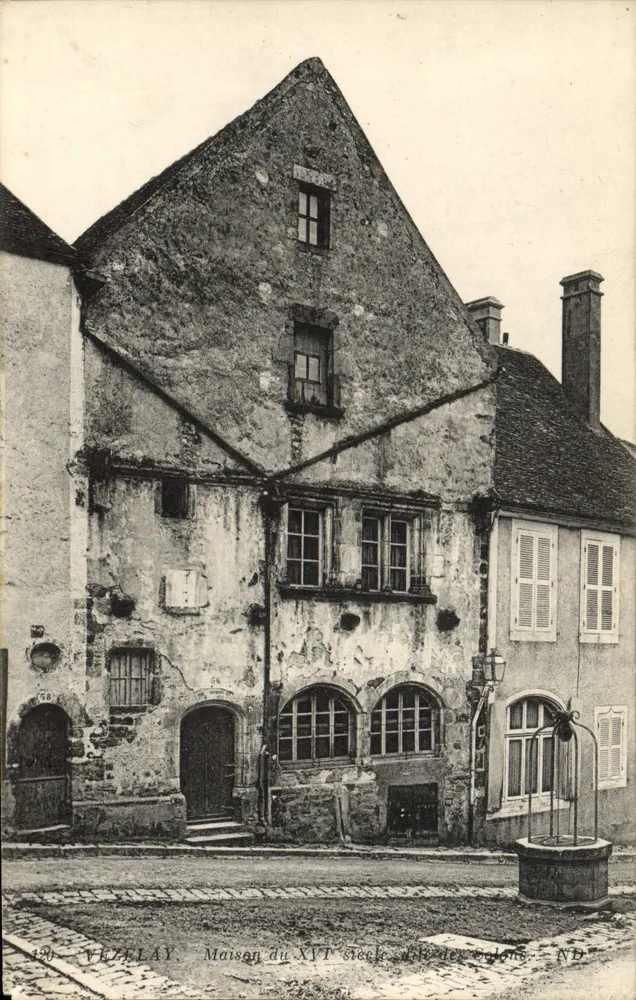 Vézelay — Casa do século XVII, lado das colunas — ND - Frente