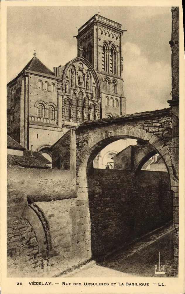 Vézelay — Rue des Ursulines e a Basílica — editor Pilen, n° 26 - Frente