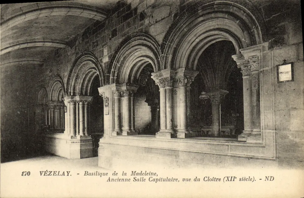 Vézelay - Basilique de la Madeleine, Ancienne Salle Capitulaire, Ansicht des Cloisters (12. Jahrhundert) - ND - Vorderseite