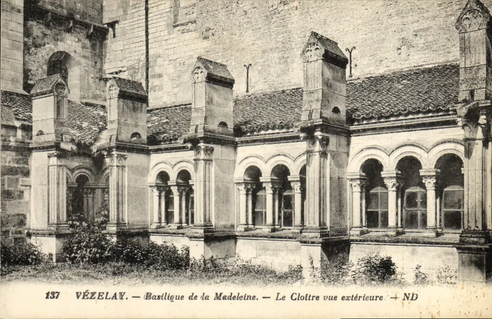 Vézelay — Basilika von Sainte Madeleine — Der Cloister äußere Ansicht — ND - Vorderseite