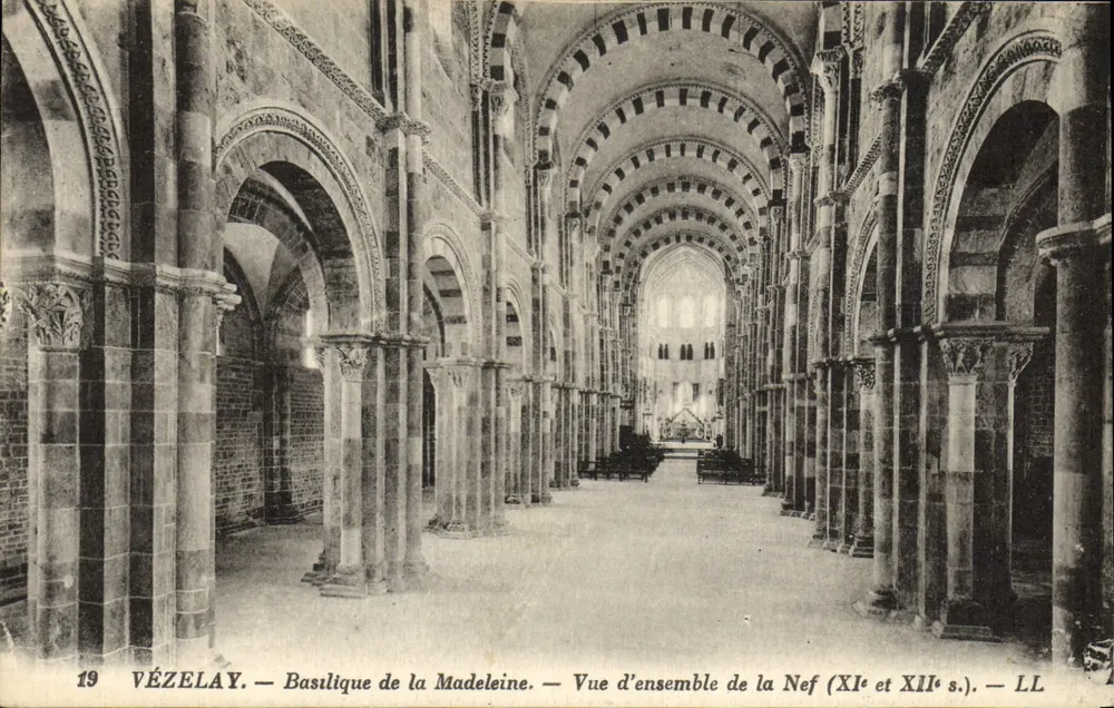 Vézelay — Basilika der Madeleine — Überblick über die Kirche (11. und 12. Jahrhundert) — LL - Vorderseite