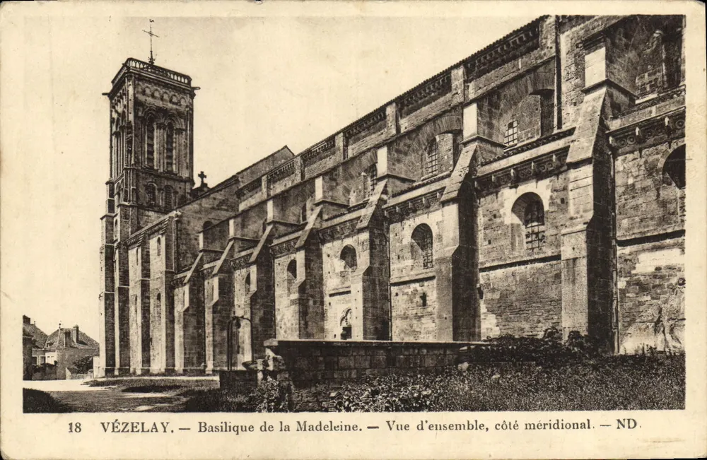 Vézelay — Basílica de Santa Madeleine — Vista geral, lado meridional — ND. - Frente