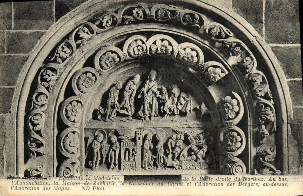 Porta direita da igreja da Madeleine em Narthex — tympan e arco voltaço esculpidos — ND Phot. - Frente