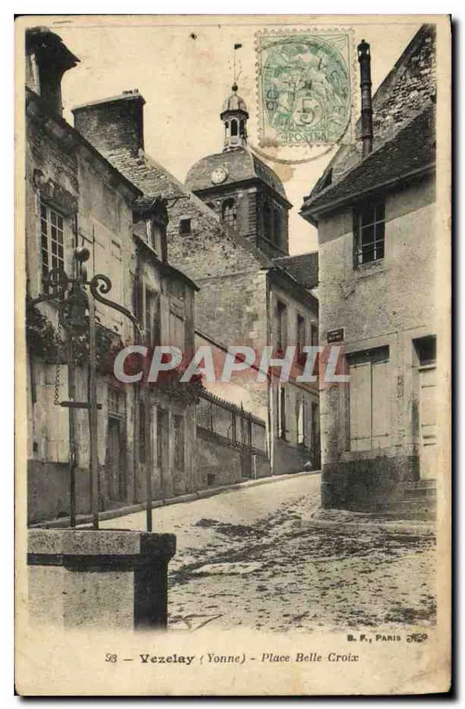 Vezelay (Yonne) — Place Belle Croix avec édifice à clocher — B. F., PARIS - Frente