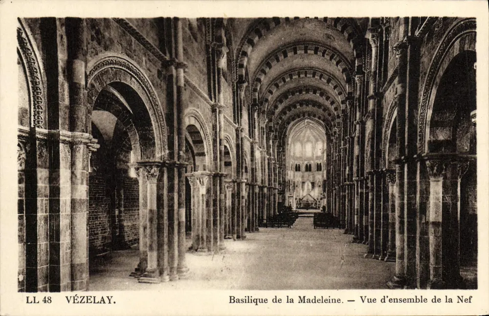 Vézelay — Basilika von Sainte-Madeleine — Allgemeiner Blick auf die Kirche - Vorderseite