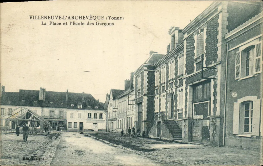 Villeneuve-l'Archevêque (Yonne) — Die Place und die Schule für Jungen — Édit. Traligne - Vorderseite