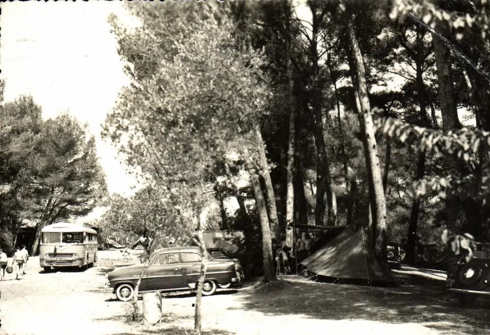 Camping der Marquise — Szenen eines Lagerplatzes im Wald mit Bus und historischem Auto — Verlag: Modèle déposé - Vorderseite