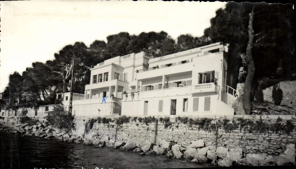 Vila na costa em Bandol — editor ARIS - BANDOL - Frente