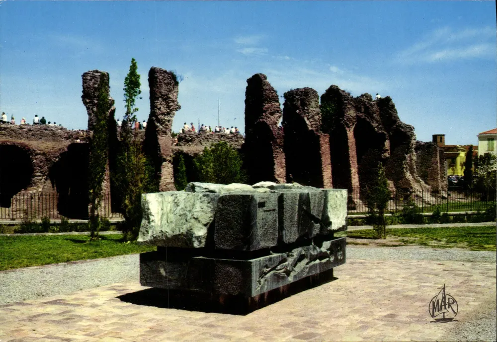 Die römischen Arenen und «Le Gisant» — Denkmal errichtet zur Erinnerung an die Opfer des Malpasset-Staudamms — Editions «MAR» - Vorderseite