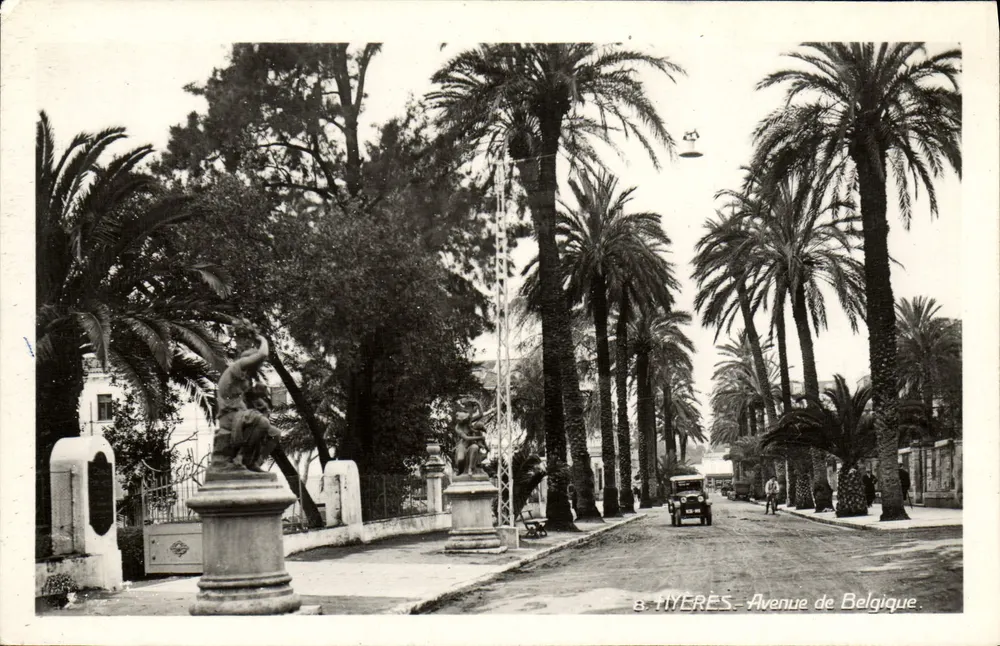 Hyères - Avenida da Bélgica — vista da avenida cercada de palmeiras e estátuas - Frente
