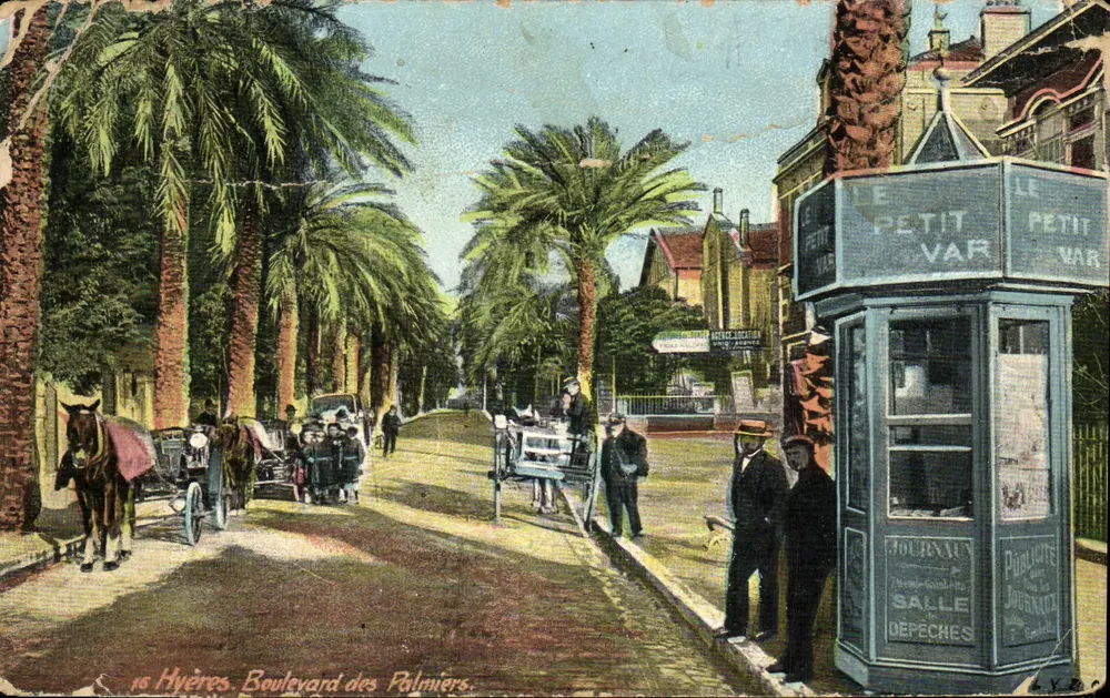 Hyères - Boulevard des Palmiers — scène animée avec kiosque à journaux et calèche, éditeur 'LE PETIT VAR' - Frente