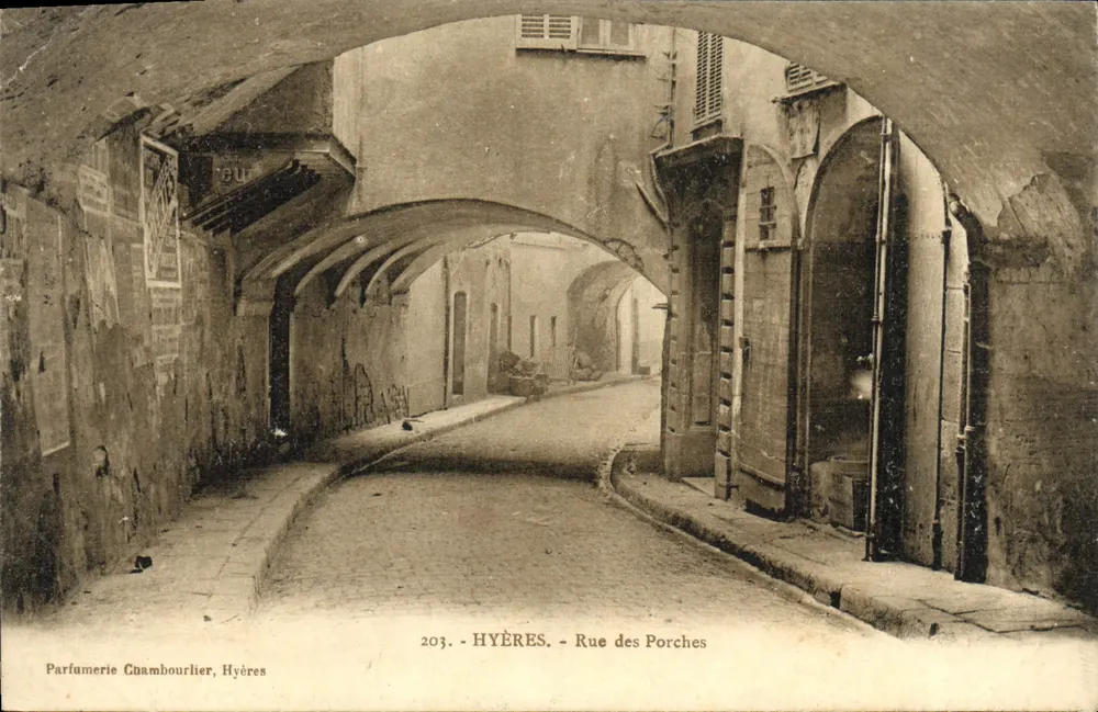 Hyères - Rue des Porches — vista sob arco com loja de perfumes Chambourlier — n° 203 - Frente