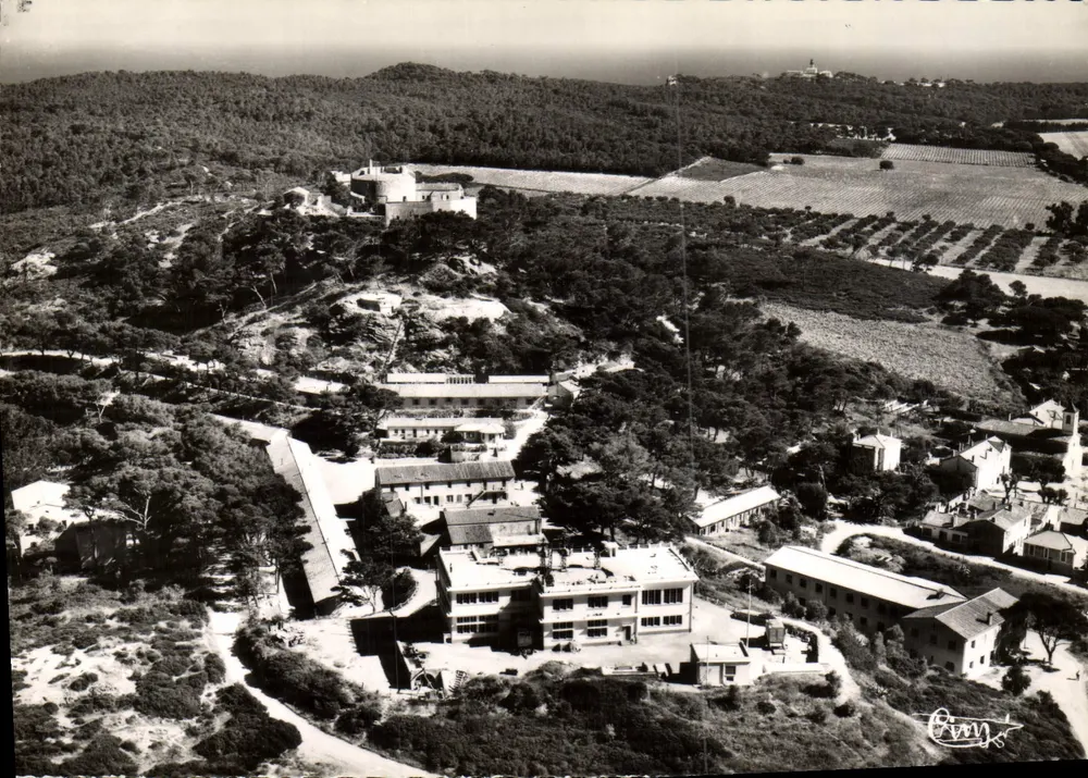 Porquerolles (Var) — Escola de detenção — vista aérea — Éditions Artiennes MACOP - Frente