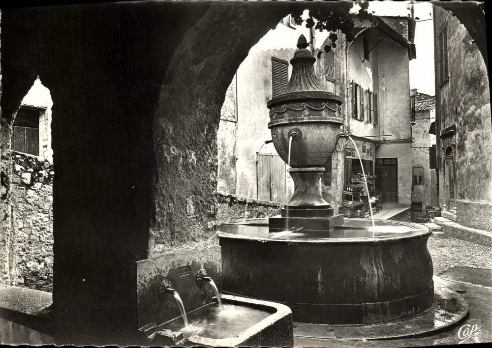 Fonte pública — Hyères-les-Palmiers — Cie des Arts Photomécaniques (64) - Frente
