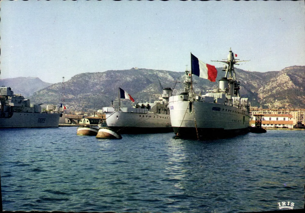 Kriegsschiffe im Arsenal — Toulon (Va.) — Verlag: Minichrome - Vorderseite