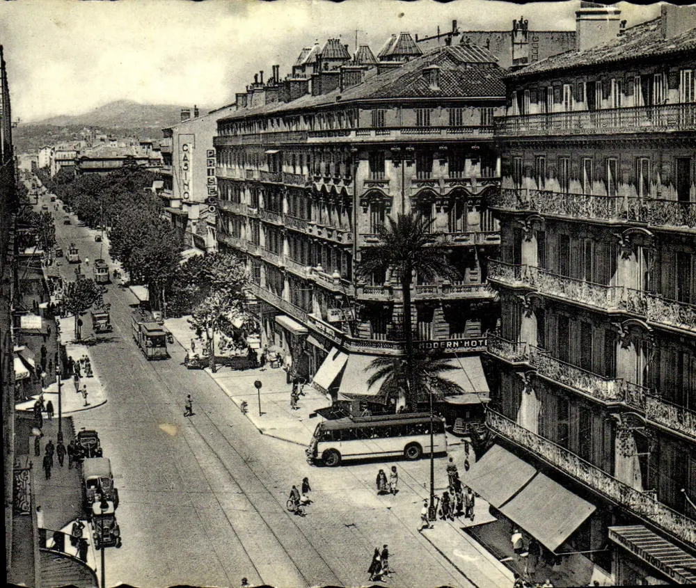 Toulon — Boulevard de Strasbourg — vista da avenida com o edifício do Modern Hotel e o cinema Casavo — Cité des Arts Photographiques - Frente