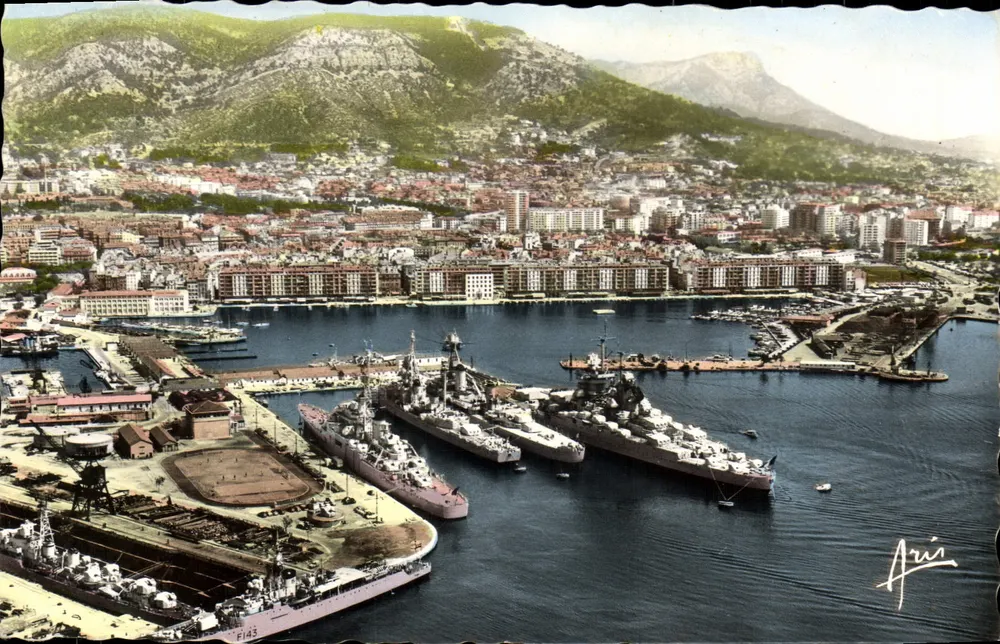 Toulon — Vista geral do porto com os edifícios da Torre Real — Edições ARIS - Frente