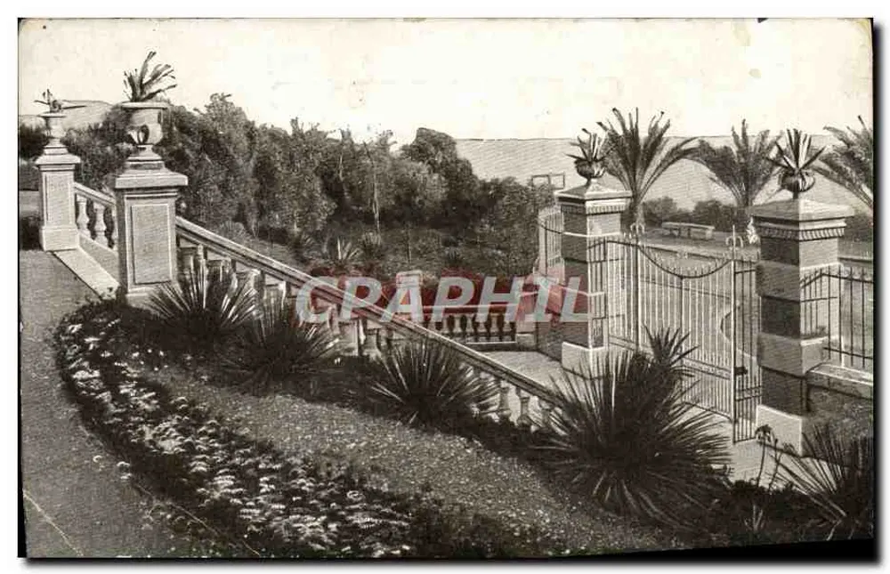 Jardim com grade e escadas — editor não visível — número de série não visível - Frente