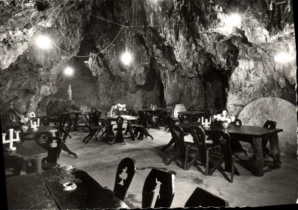 Restaurant dans la Grotte Sainte-Catherine — Auberge du Vieux-Moulin, 10 mètres sous terre — éditeur C.A.P., 2, rue Trachel - NICE - Vorderseite