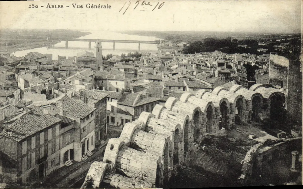 Arles - Vista Geral — vista aérea com aqueduto romano e ponte moderna - Frente