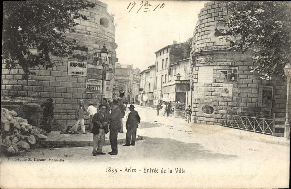 Arles - Entrada da Cidade — Fototipia E. Lacour Marselha — n° de série 1835 - Frente