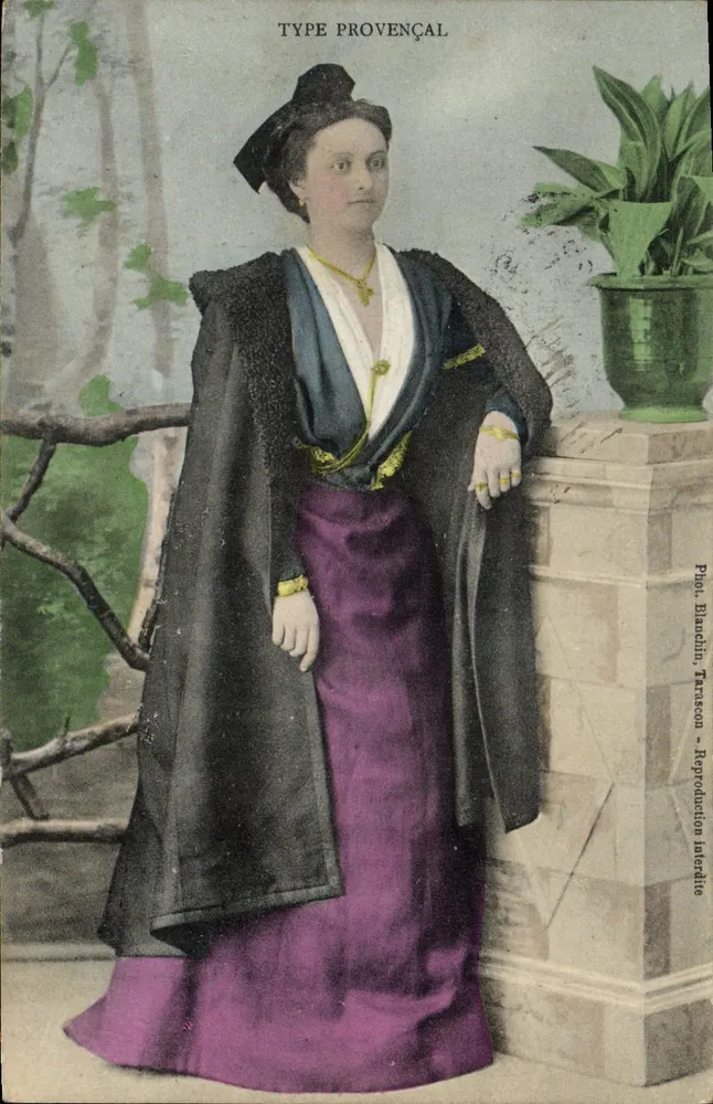 Mulher em traje provençal — Tipo Provençal — Fot. Blanchin, Tarascon - Frente