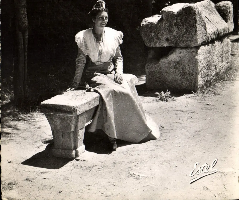 Arlésienne an den Alyscamps — Verleger: Éd. Lavelle & Cie, Paris - Vorderseite