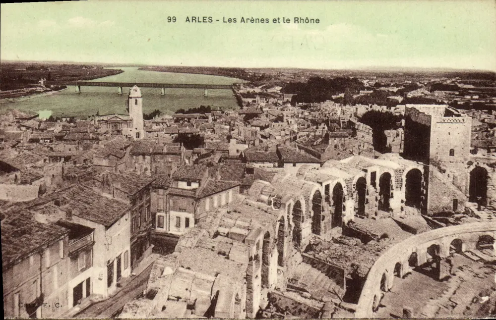 Arles - Les Arènes e o Rio Rhône — vista aérea das ruínas romanas e do rio — editor C. Cozze E.C., n° 99 - Frente