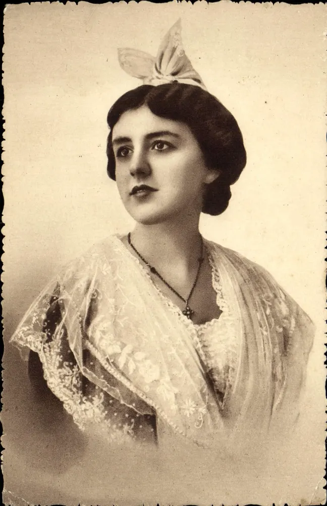 Femme en costume provençal — Mireille — Photo George - Arles-sur-l'Isère - Vorderseite