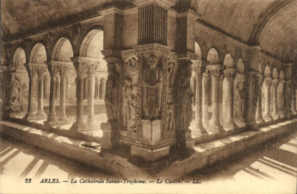 Arles — A Catedral Santa Trofime — O Cloister — LL. - Frente