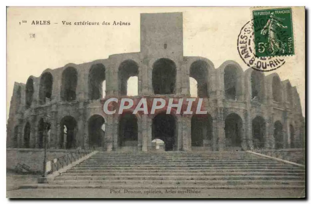 Arles — Aussicht von der Außenseite der Arenen — Foto. Douzon, Optiker, Arles-sur-Rhône - Vorderseite