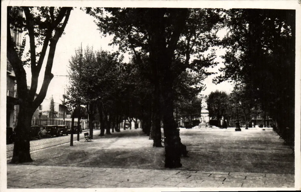 Praça do Castelo — Aubagne — editor A. Tardy, 40, Quai - Frente