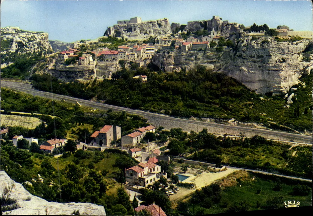 Les Baux-en-Provence — Allgemeiner Blick im Vordergrund — IRIS - Vorderseite