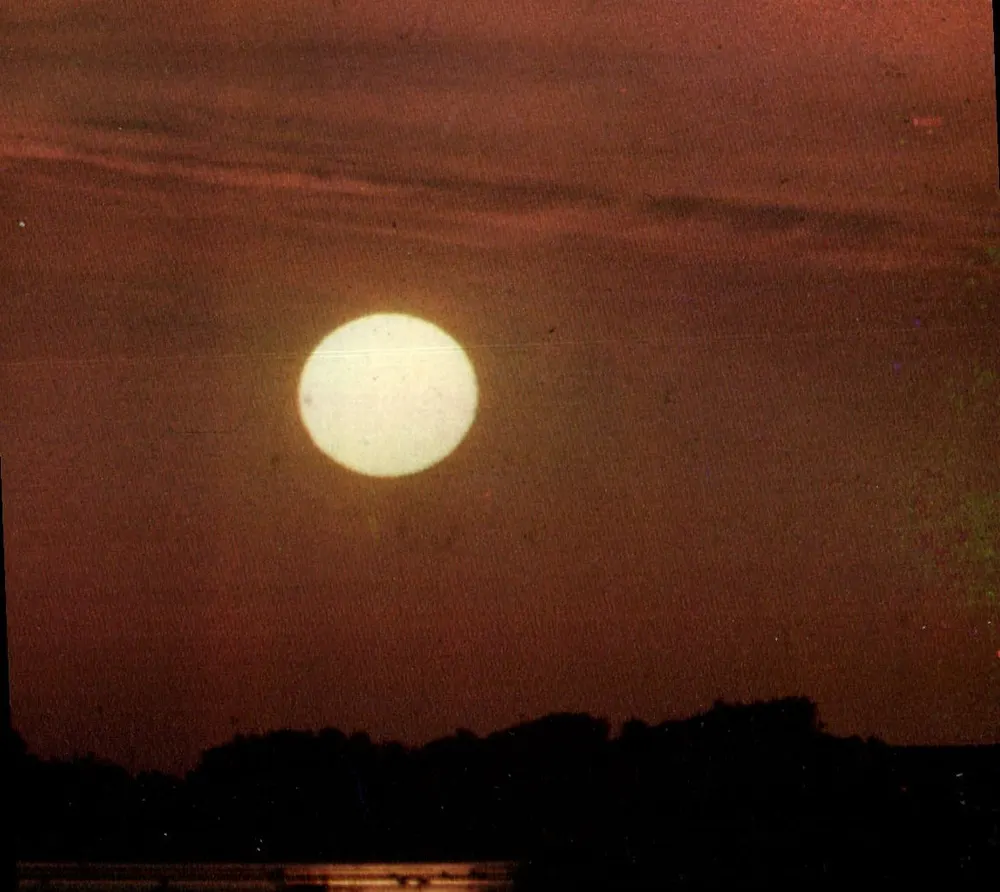 Lua — acima de uma linha de árvores — IRIS Mexichrome, n°13.200/223 - Frente