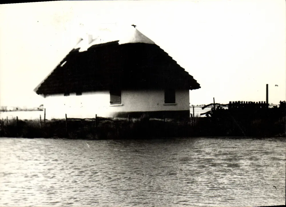 Casa sobre estacas — vista da baía da Thillaye — reprodução Camarque Photo - Frente
