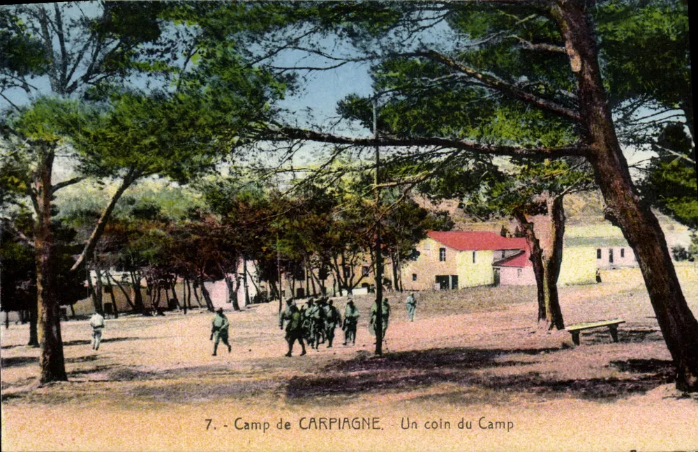 Camp de CARPIAGNE — Ein Eckbereich des Lagers — Edition "La Cigogne", 9 bis Quai du Canal, Marseille - Vorderseite