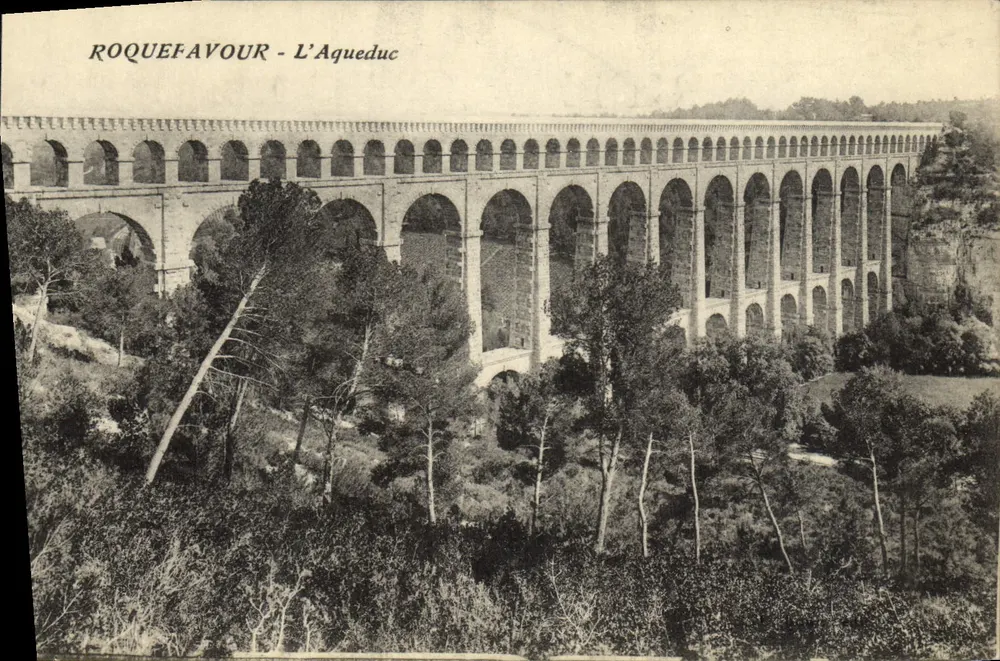 Roquefavour - O Aqueduto — vista do viaduto de pedra - Frente