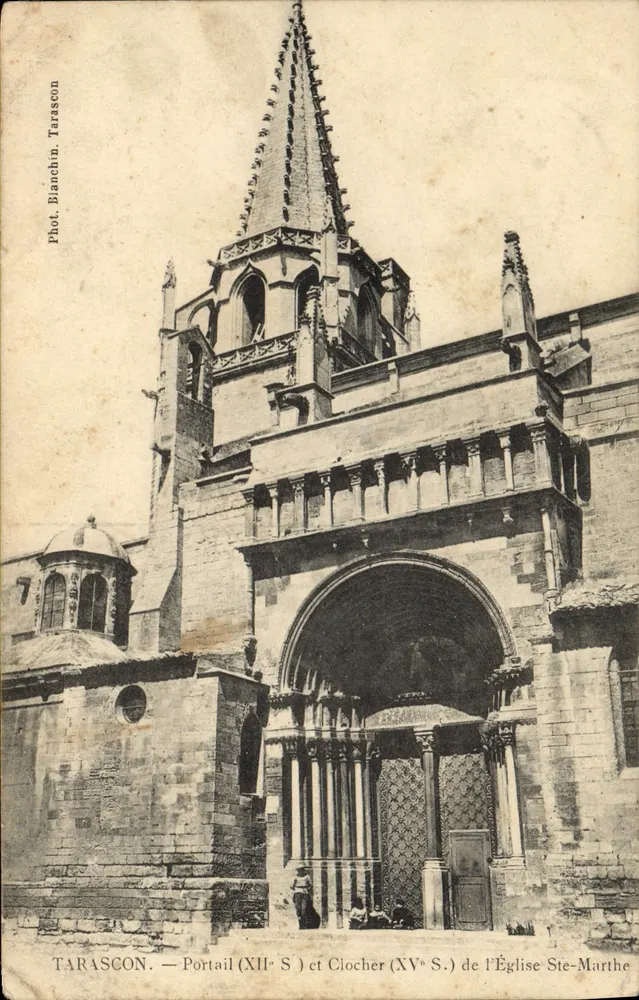 Tarascon — Portal (12. Jh.) und Turm (15. Jh.) der Kirche Ste-Marthe — Foto. Bianchin, Tarascon - Vorderseite