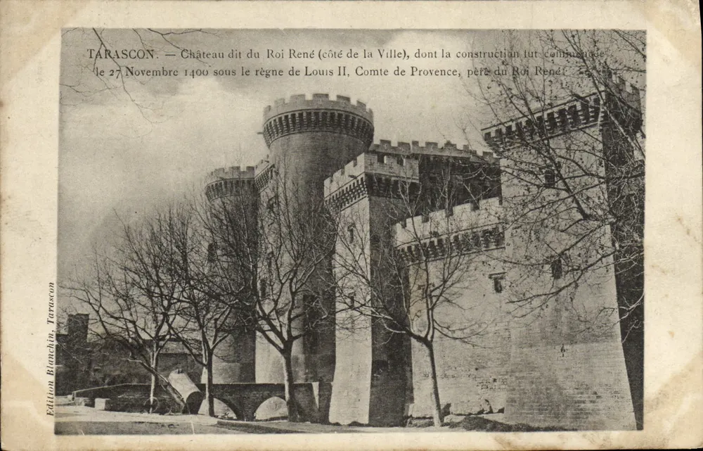 Tarascon — Castelo dito do Rei René (lado da Cidade), cuja construção foi iniciada em 27 de Novembro de 1400 durante o reinado de Luís II, Conde de Provença, pai do Rei René — Edição Blinclin, Tarascon - Frente