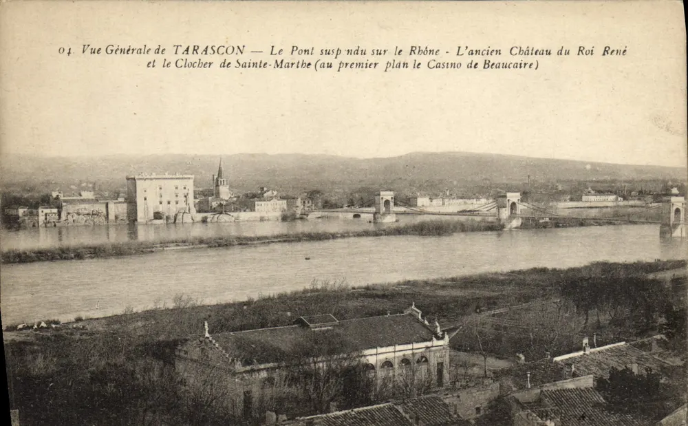 Tarascon — Allgemeiner Blick mit Hängebrücke über den Rhône, Schloss des Königs René und Turm von Sainte-Marthe - Vorderseite