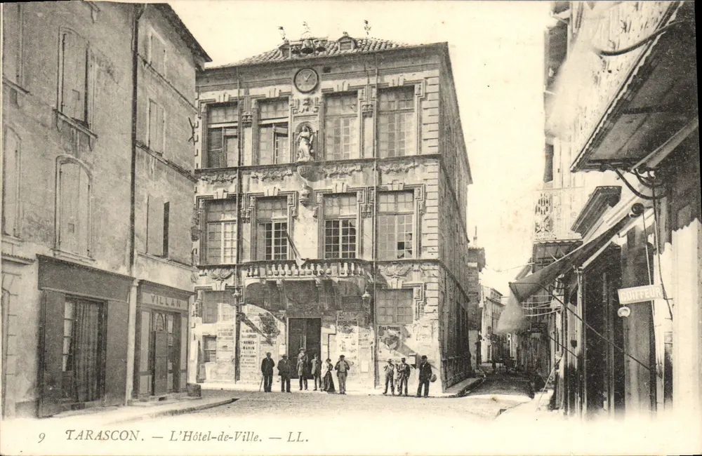 Tarascon — O Hôtel-de-Ville — LL. - Frente